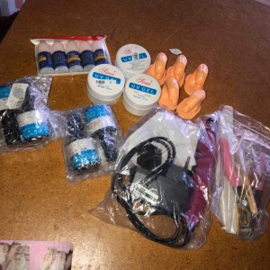  - Nästintill komplett nagelkit för börja göra egna gelenaglar! Nagellim, gelé, övningsfingrar, lack, mekanisk nagelfil, klipper, nagelfil mm.