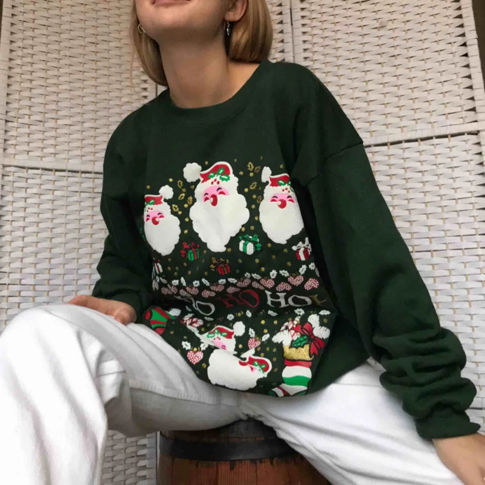 Fett söt ugly Christmas-sweater som passar bra om man vill ha en overzised modell och en mysig jultröja! Köpt second hand. Säljer pga använder inte. Tröjor & Koftor.