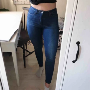  - Levis jeans, High Rise skinny  Väldigt stretchiga o sköna  Frakt ingår ej ❤️