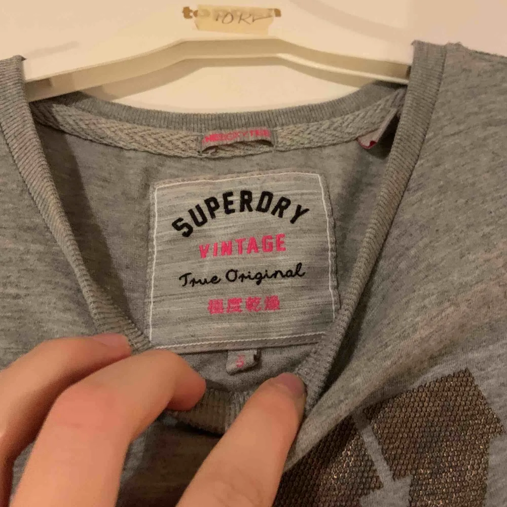 Super snygg t-shirt från superdry. Använd max 2 gånger. Storlek xs men passar även S.. T-shirts.