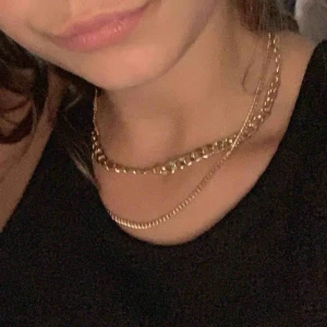  - Säljer mitt halsband! Man får en kedja och ett lite tunnare halsband som sitter ihop. Köpt ifrån Gina tricot! 