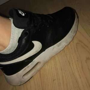  - Är röda små fläckar på dom, har klippt av flärparna bak. Men dom är jätte bekväma är bara för småa för mig tyvärr 😕  Hämtas i Söråker eller står köparen för frakten  Har swish