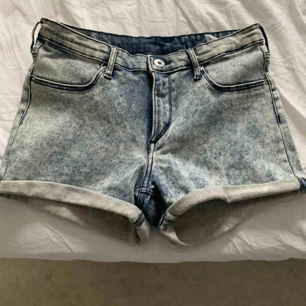 Jeansshorts ifrån hm, köpt för ca 2 år sedan men har aldrig blivit använda! . Shorts.