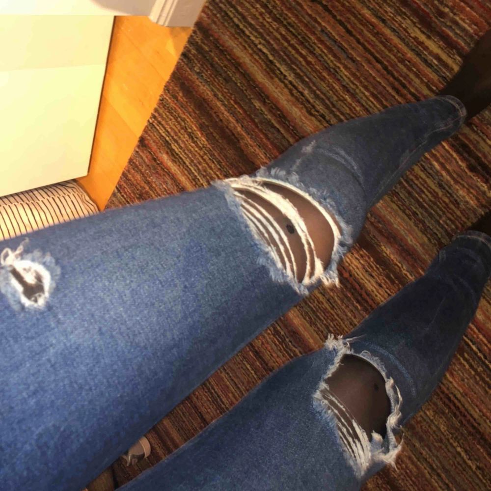 Skinny jeans med slitningar från river island. Super sköna och sitter som en smäck. Inte använda alla mycket. 150kr+frakt 💜 btw har strumpbyxor under därav mönster under slitningarna 😂. Jeans & Byxor.