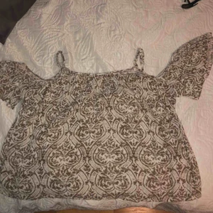  - Offshoulder somrig skön topp. Tajt upptill och pösigare nertill. Behövs inte bh. Skönt material och perfekt för semester
