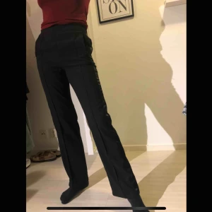  - Säljer dessa super bekväma kostymbyxorna från bikbok. Använda fåtal gånger. Kan skickas 