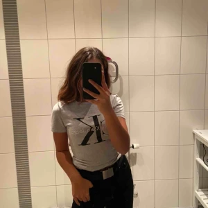  - T-shirt från Calvin Klein, bra skick. Köparen står för frakt💓