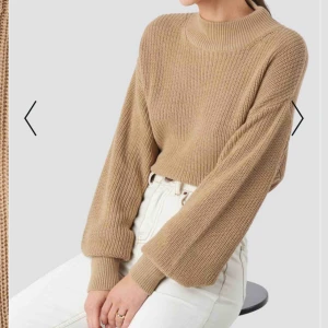  - Superfin beige tröja från Nakd Frakt tillkommer