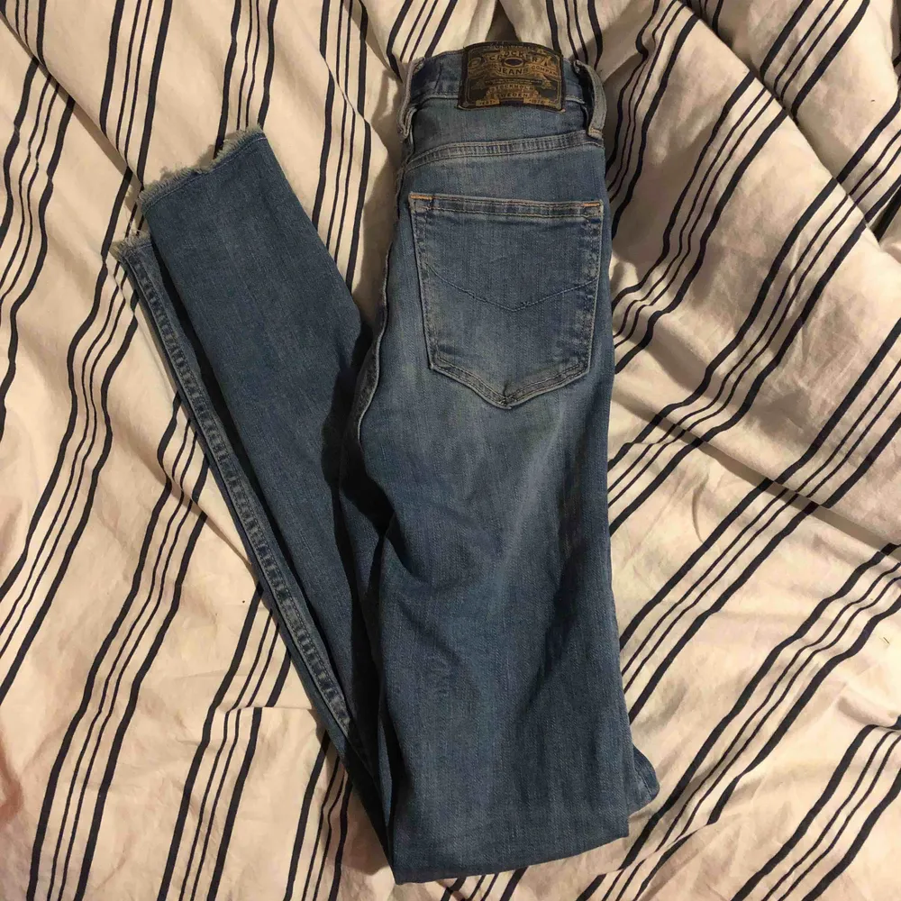 Jeans från Crocker, fint skick! Sitter otroligt snyggt, men dom tar bara plats i min garderob som det ser ut just nu. Det är deras modell super skinny. Frakten är inräknad i priset😊. Jeans & Byxor.