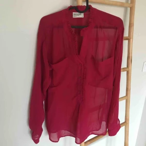 - Blus Från Gina tricot  Mer cerise/hallonröd än röd,  Storlek 38 I fint skick  Frakt tillkommer 