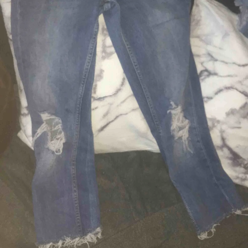 Säljer ett par kortare jeans från Gina, vill bara bli av med det så kan gå ner i pris:) . Jeans & Byxor.