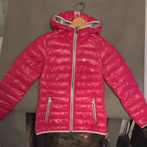  - Nyskick Sail Racing Jacka i stl XS 💎 Använd 5-10ggr, inga skador eller liknande som ny 👌🏼✅ Köptes för 2495kr 👌🏼 Frakten bjuder jag på ☺️📦 Swish finns ✅