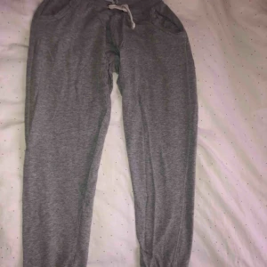  - Gråa mysbyxor från lager 157, helt ok skick.