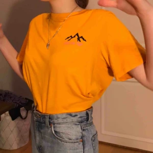  - Oversized t-shirt från Monki. Mycket fräsch✨ och inte jättelång. Kan mötas upp i Göteborg annars står köparen för frakt.