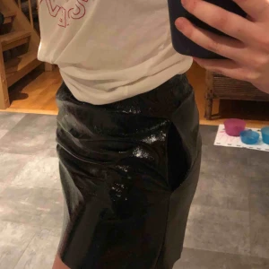  - För liten svart lackkjol i strl S från zara. Sitter inte super på bilderna, eftersom den är för liten. Köpt för ca ett år sedan och använd ca 3 gånger.