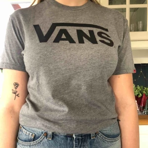  - Snygg grå t-shirt från vans med tryck på bröstet. Köpt på herravdelningen men passar både dam och herr. Köparen står för frakt🥰