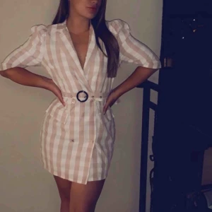  - En sjukt snygg kavajklänning från Boohoo i storlek s/m, använd endast en kväll! 150 inkl frakt 