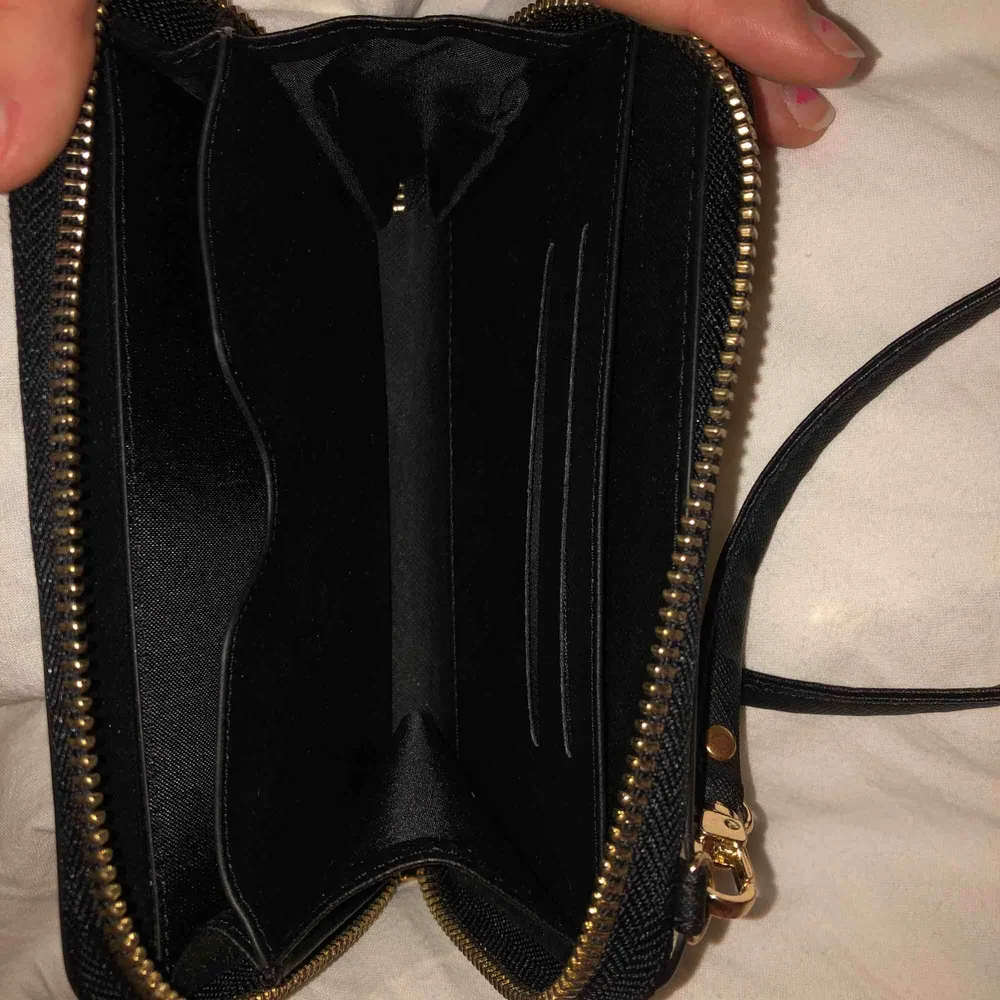 Säljer liten svart Lissa Wang väska. Kommer inte ihåg ursprungspriset. Kolla upp en liknande Lissa Wang väska som har ursprung $80.00. Kan tänka mig att sänka priset om det skulle vara så! 💞☺️ skriv ifall intresse!<3. Väskor.