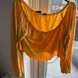  - Off shoulder topp ifrån Bikbok. Den är i storlek M men kan användas utav mig som annars har XS-S. 
