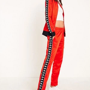  - Sjukt snygg kappa tracksuit i röd/orange knappt använd, 380kr för båda delarna, vill man köpa separat kostar var del 200kr