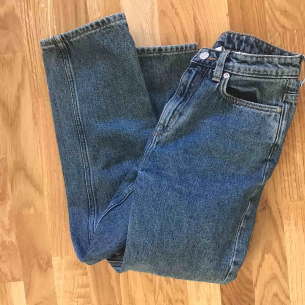 Snyggaste jeansen från Weekday i modellen Voyage! Hög midja och raka ben. W25/L26 Frakt tillkommer. Jeans & Byxor.