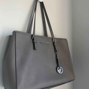  - Michael kors väska i mycket gott skick. Nypris runt 3000kr