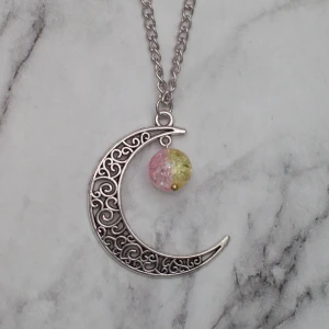  - Fint halsband med glaspärla. Hänget är ca 4cm. Kedjan är ca 50cm. Fri frakt vid köp över 100:-.