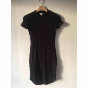  - Ribbad klänning i tjockt material som sitter väldigt bra! Endast använd en gång, så jag hoppas den hittar hem till någon som använder den lite mer. Kan postas (frakt tillkommer) alternativt mötas upp i Uppsala (Vaksala torg) eller i Stockholm (Älvsjö). 