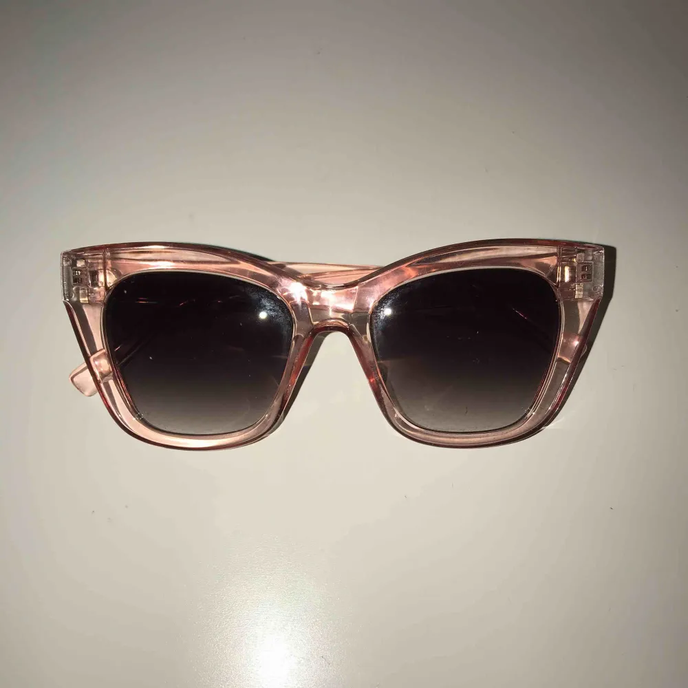 Rosa solglasögon från asos! Köpare står för frakt, 22 kr💘. Accessoarer.