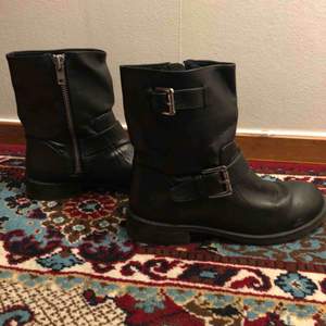Svarta boots från H&M med silverdetaljer i storlek 38. Nästan oanvända, mycket gott skick. Möts upp i Stockholm och Uppsala, annars tillkommer frakt.