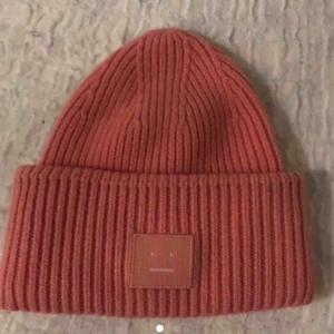  - Säljer min rosa acnemössa💕💕 hör av dig om du är intresserad