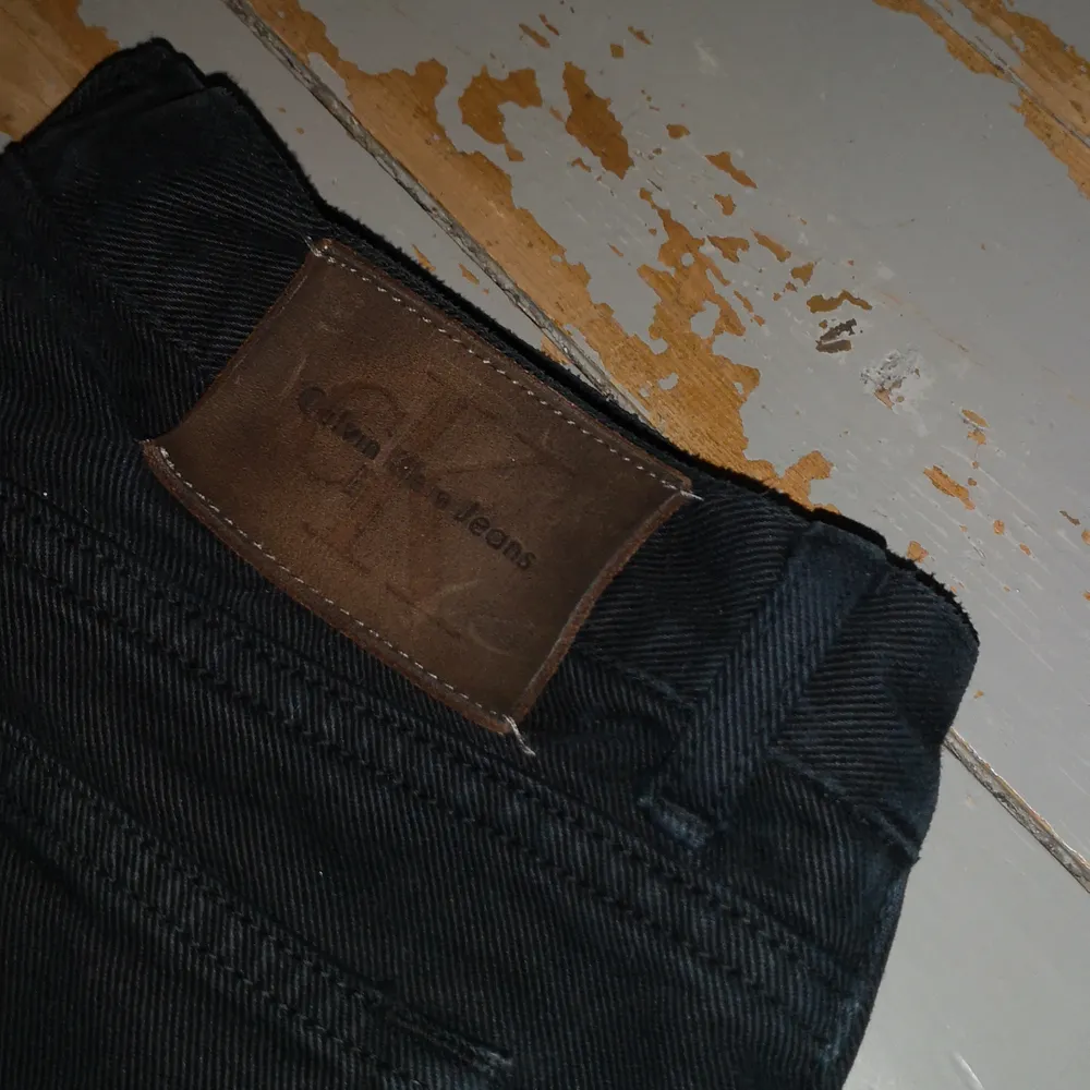 Ett par jätte fina svarta mom jeans ifrån calvin klein som tyvärr är förstora för mig. Jag vet inte riktigt vilken storlek det är skulle säga kanske L KANSKE M om man vill ha dem lite stora med ett skärp men är inte säker. Köparen står för frakten❤️. Jeans & Byxor.
