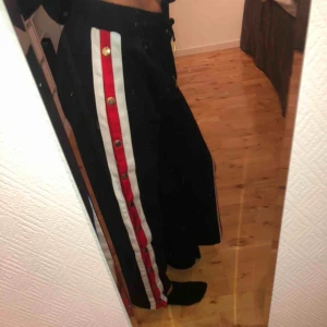  - Svarta byxor med rand samt knäppning på sidan. Köpta på TESSIE, storlek M men är som XS-S.
