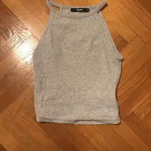 En liten fin grå tröja