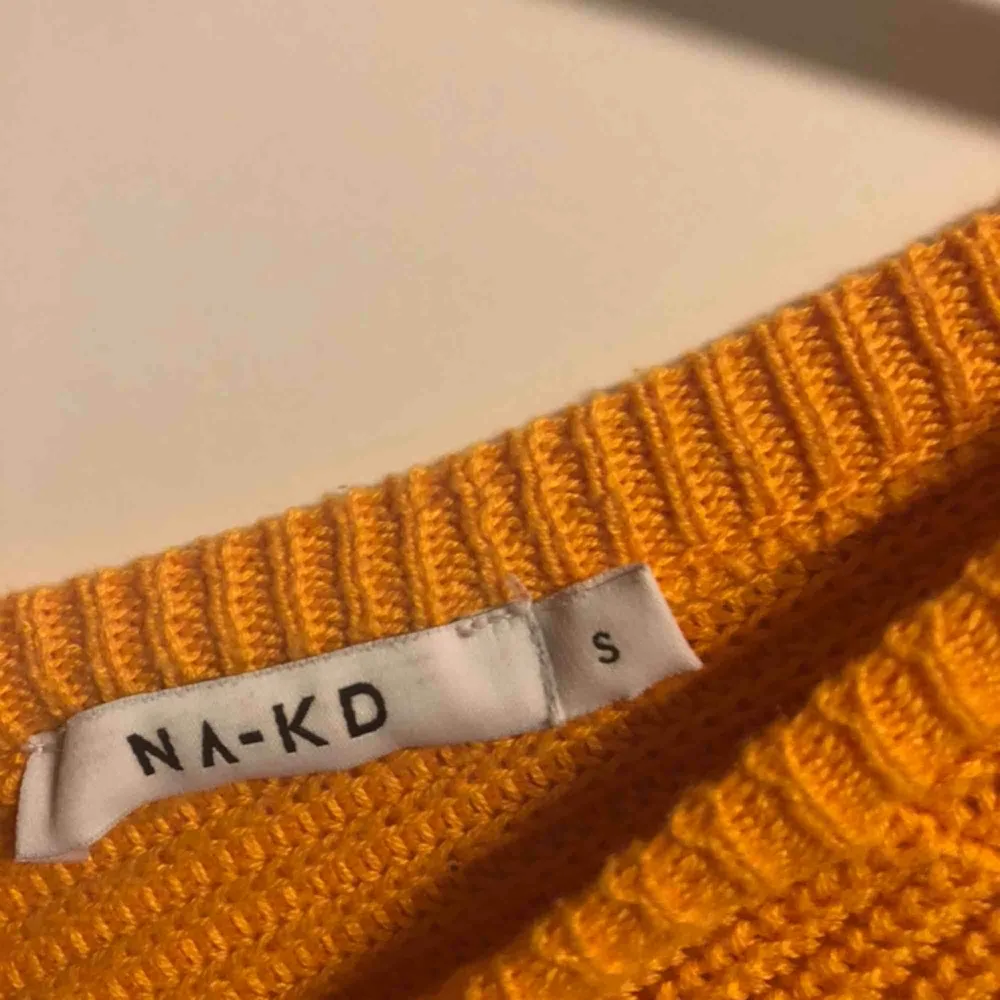 Superfin stickad tröja med öppen rygg från NA-KD 🧡 skicka för mer info . Stickat.