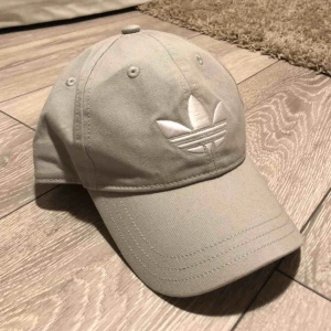  - Keps från Adidas som är ställbar. Fint och fräscht skick och använd fåtal gånger. 💞 80 kr INKLUSIVE frakt! Kika gärna in annat jag säljer🥰
