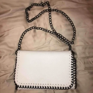  - Snygg axelväska i nyskick! Snygg och rymlig. Har två olika fack inuti, ett med dragkedja och ett utan! Köparen står för frakt! ✨