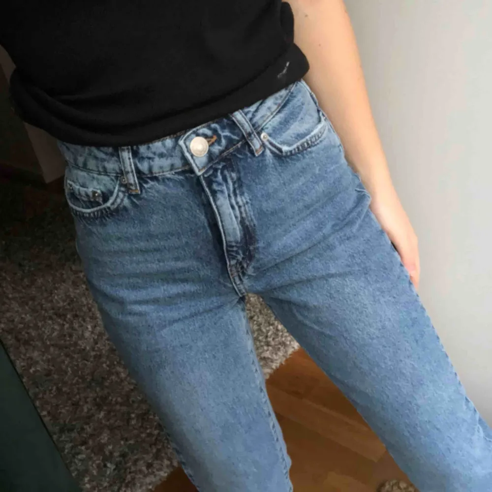 Säljer dessa mom jeans från GinaTricot! Använda 1 gång! Köparen står för frakten😚. Jeans & Byxor.