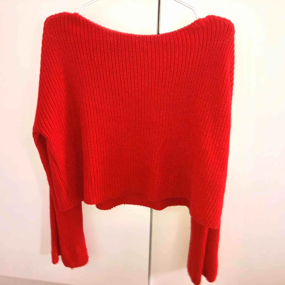 En superfin röd tröja som går att använda vardagligt och även till finare tillfällen. Den har stora armar nertill och använt den ett par få gånger. . Stickat.