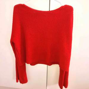 En superfin röd tröja som går att använda vardagligt och även till finare tillfällen. Den har stora armar nertill och använt den ett par få gånger. 