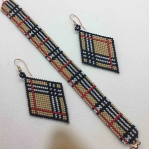  - Handgjorda set i Burberry style. Örhängen: Total längd : 6,8 cm Bredd : 3,5 cm Armband: Total längd : 17 cm Bredd : 1.5 cm Material: högkvalitativ glas Metal ( öronkrokar och lås ): äkta silver roseguldpläterad ( stämplat 925).