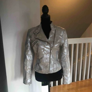  - Säljer min fin skinnjacka som är i fint skick✨  Köpt i Mexiko🇲🇽  Köparen står för frakt📦