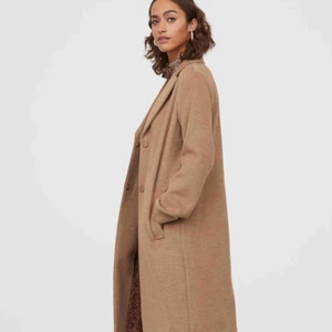  - Snygg kapp från HM! Använd någon vecka så den är bra skick! Frakt ingår inte i pris men blir ca 70kr extra. 