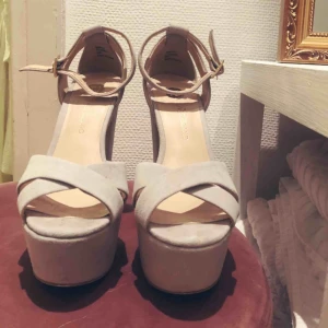  - Såå fina skor i ljusgrå/blå mocka. Klackhöjd 15 cm, 5 cm platå framtill. Använda en gång.  Möts upp i centrala sthlm eller gbg.