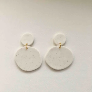  - Handgjorda örhängen i lera, går att få även med silvriga detaljer. Frakt 9kr •nickelfria  •insta: dorisclaydesign