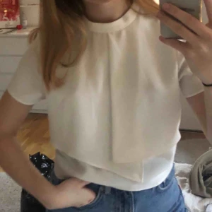  - Vit kortärmad blus med hög halsrigning! Sparsamt använd