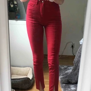  - Två par jeans med slits nertill, säljs pga inte min stil. Båda två för 150kr, frakt betalar köpare🥰