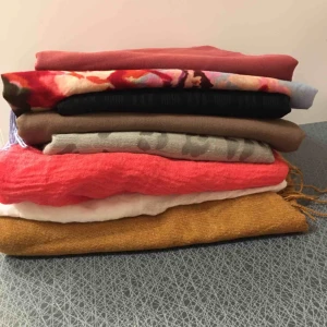  - 9 stycken sjalar säljes. De flesta är oanvända.