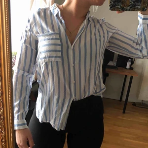  - Randig skjorta från ONLY  Strl 38 - nästintill oanvänd 30kr eller bud  Köparen står för frakt