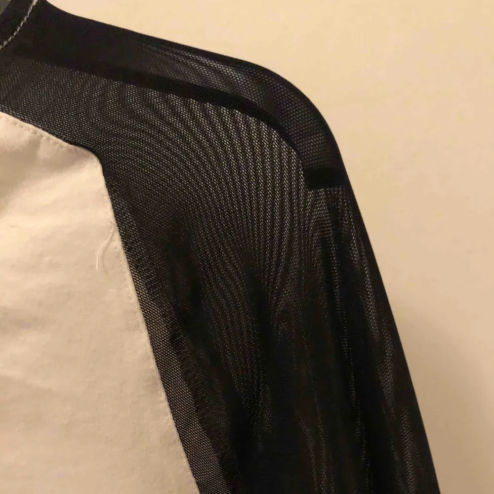Vit kort tröja med svarta transparenta axlar på, är xs så L är inte för stort. Frakt tillkommer . Toppar.